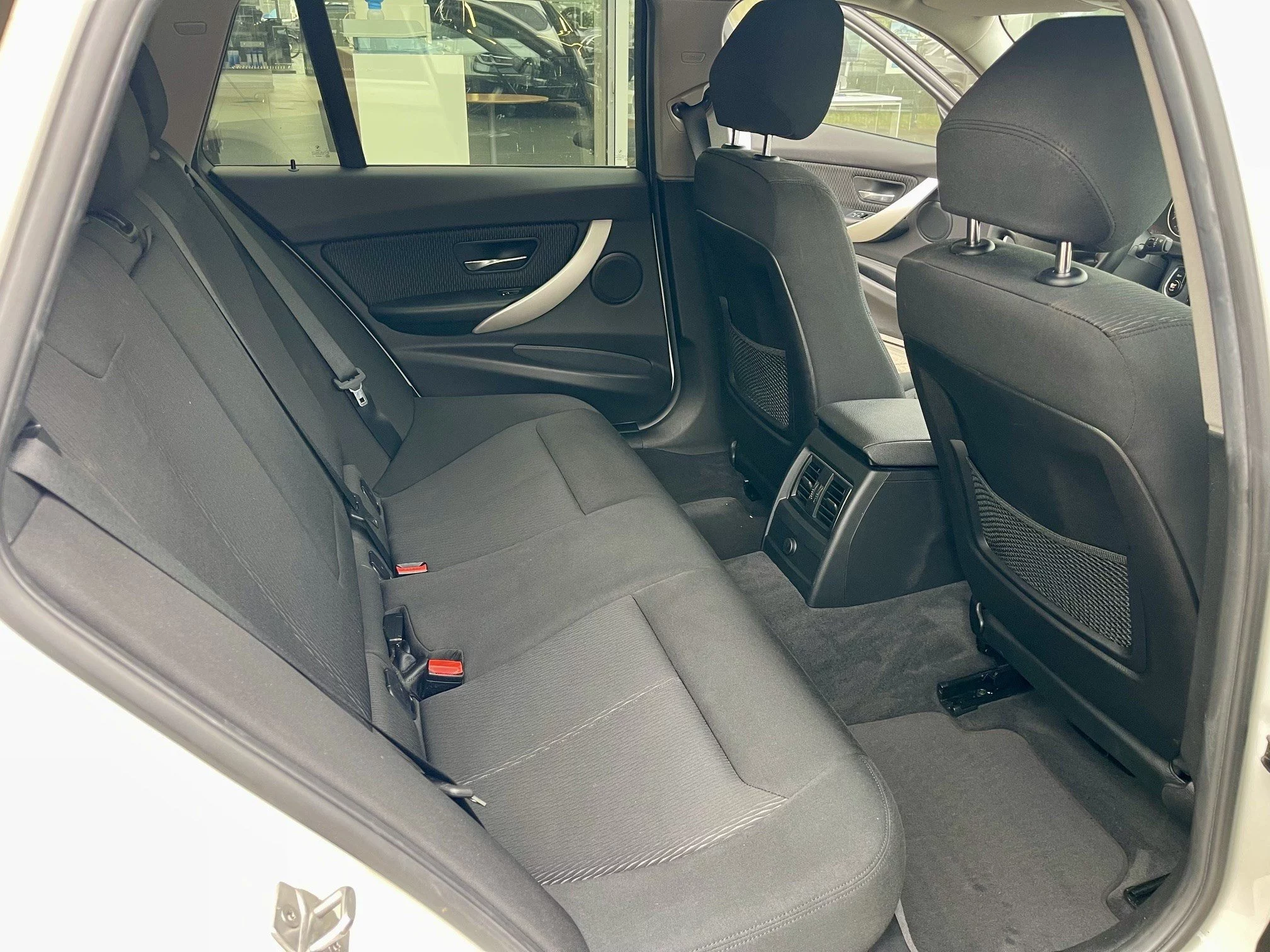 BMW 318i Touring Advantage LED Navi Bus. Komfortzg. – Fahrzeugansicht 21