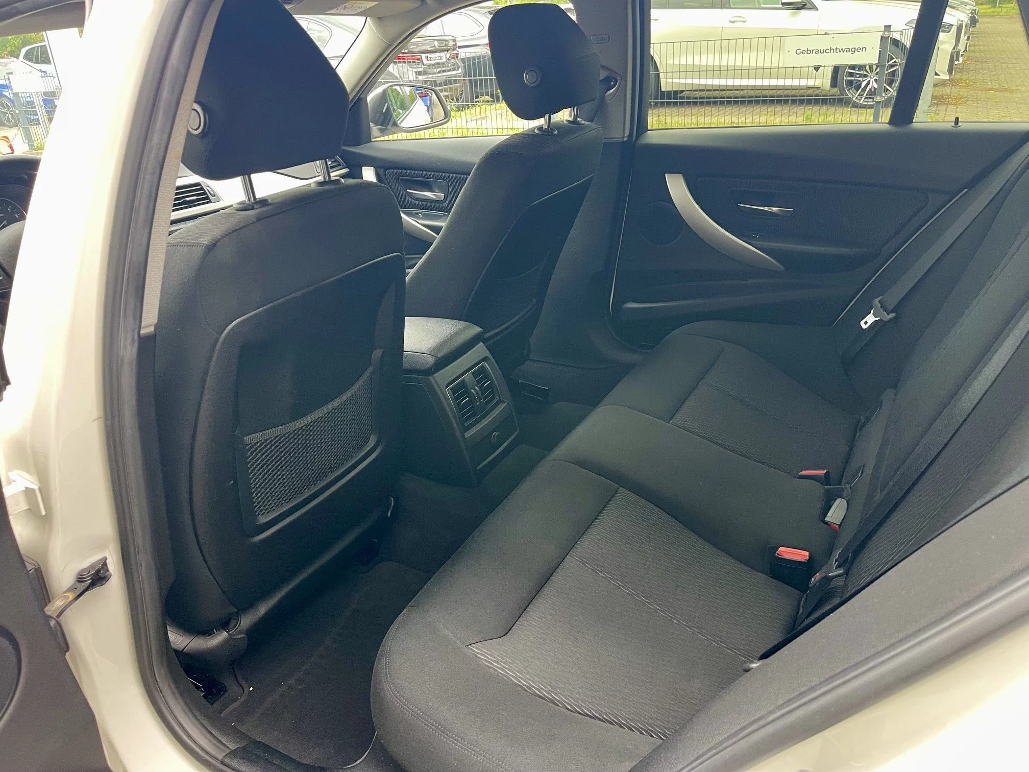 BMW 318i Touring Advantage LED Navi Bus. Komfortzg. – Fahrzeugansicht 23