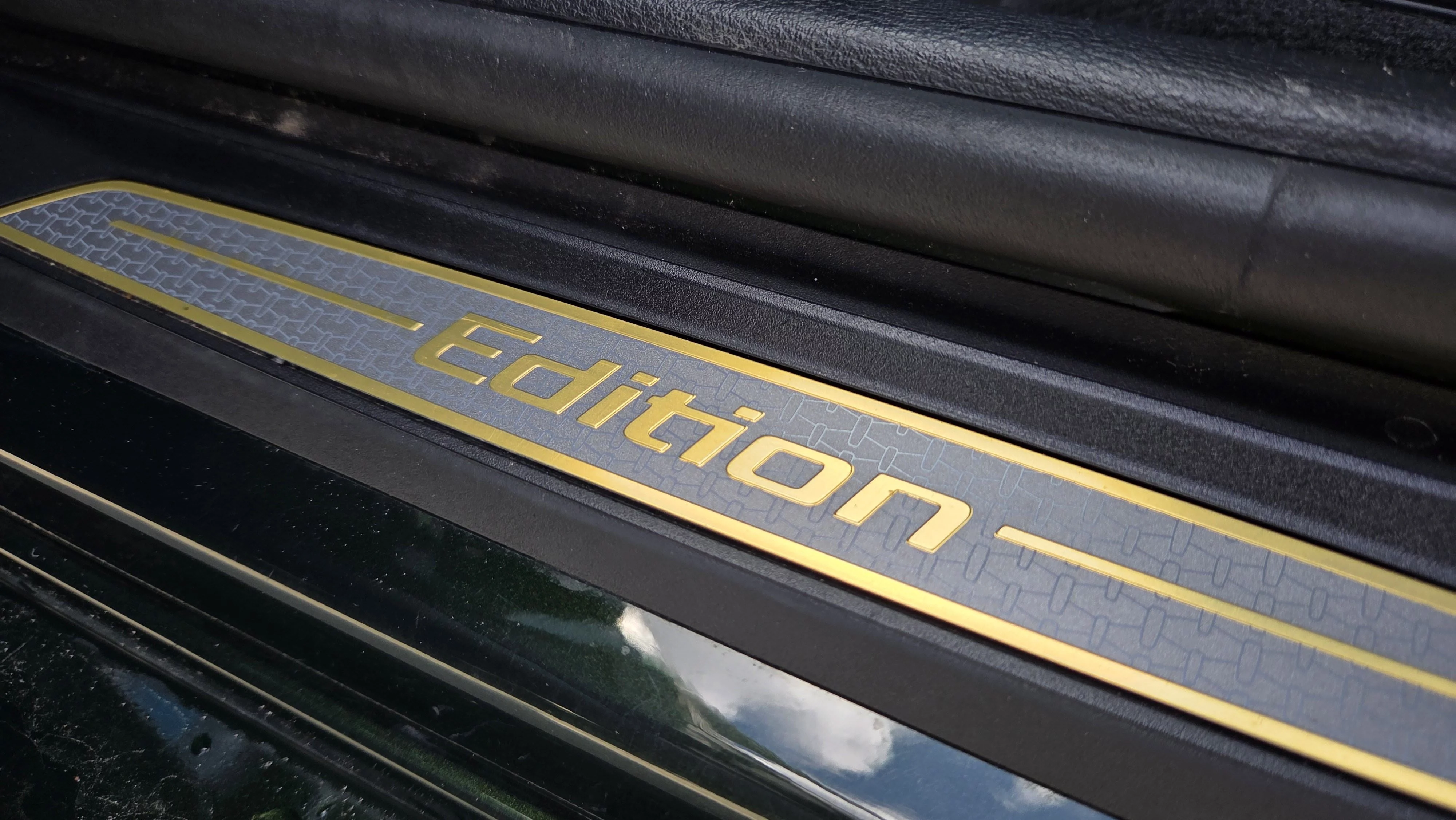 BMW X2 sDrive18i Edition Gold Play Adapt. LED M Sport Paket Navi Tempomat Klimaaut.