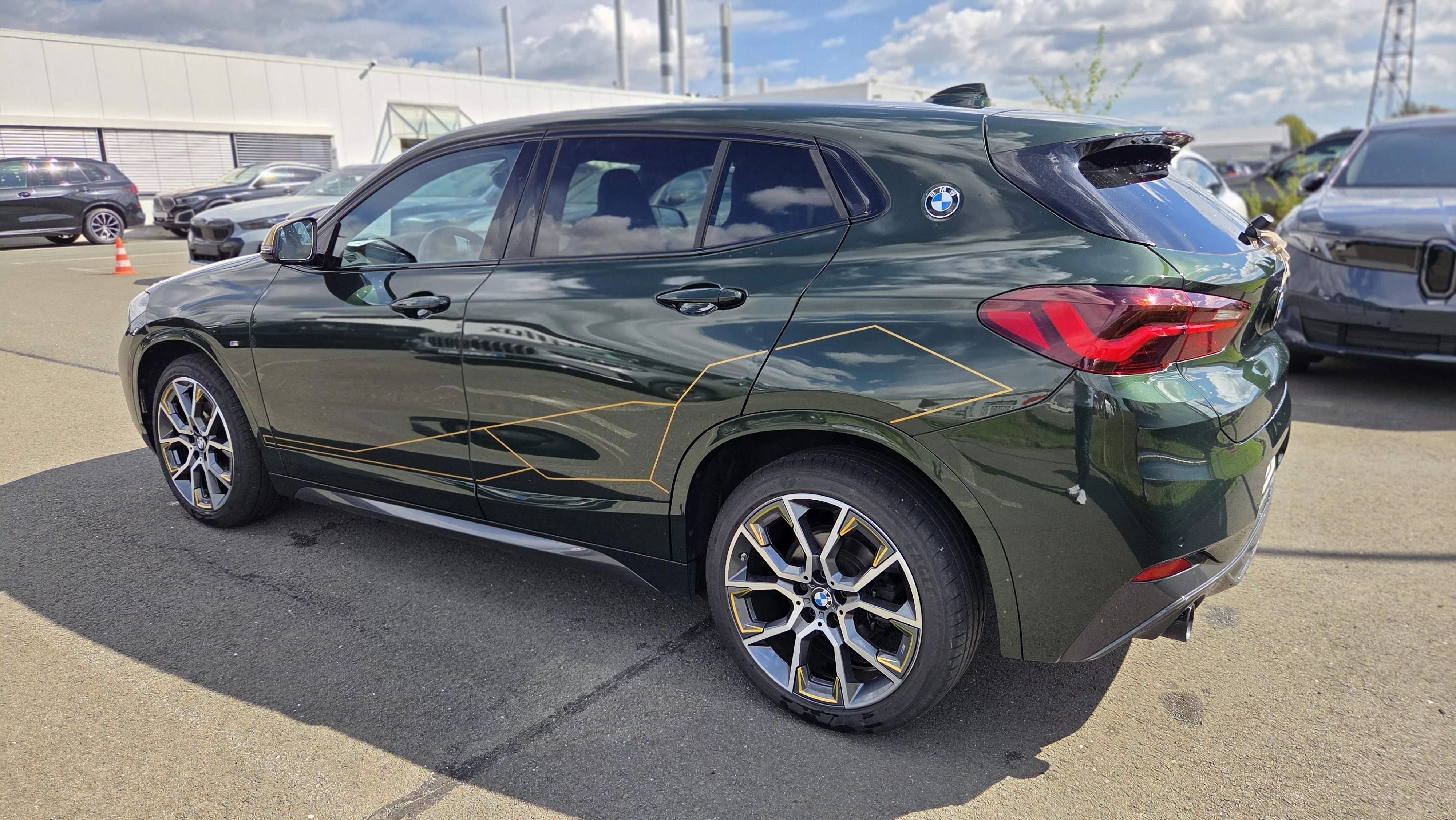 BMW X2 sDrive18i Edition Gold Play Adapt. LED M Sport Paket Navi Tempomat Klimaaut.