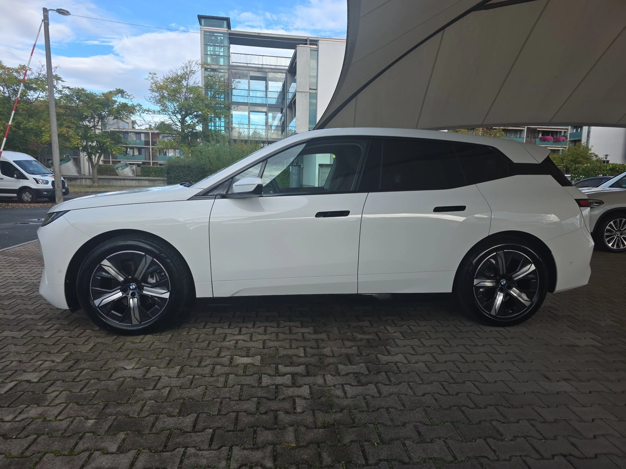 BMW iX xDrive45 LED LC Prof AHK Kamera HK Komfortzg. SHZ PDC Tempo