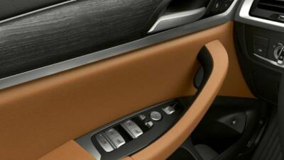 Braune Türverkleidung mit Fensterhebern und Zierleiste im BMW X3 Braune Türverkleidung mit Fensterhebern und Zierleiste im BMW X3.