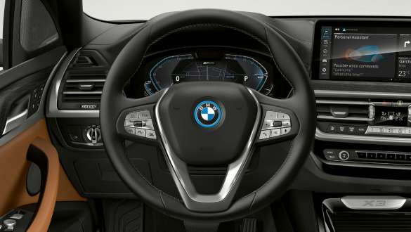 BMW Lenkrad und digitales Cockpit mit Zentraldisplay und brauner Polsterung BMW Lenkrad und digitales Cockpit mit Zentraldisplay und brauner Polsterung.
