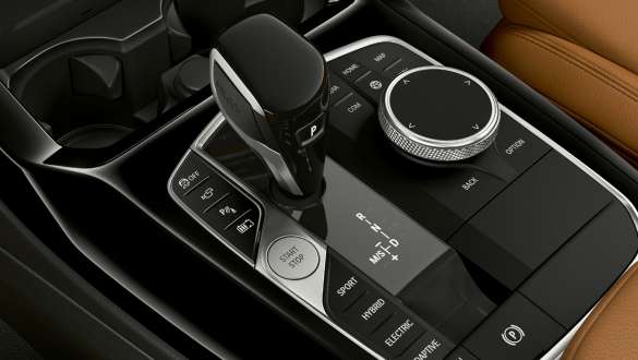 Gangwahlschalter und iDrive-Controller in der Mittelkonsole des BMW X3 Gangwahlschalter und iDrive-Controller in der Mittelkonsole des BMW X3.