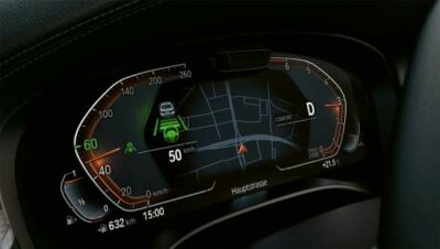 Digitales Instrumentendisplay der BMW 5er Limousine mit Kartendarstellung und Digitales Instrumentendisplay der BMW 5er Limousine mit Kartendarstellung und Fahrerassistenzanzeige.
