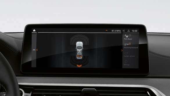 Zentraldisplay der BMW 5er Limousine mit Parkabstandsanzeige und Fahrzeugdarstellung Zentraldisplay der BMW 5er Limousine mit Parkabstandsanzeige und Fahrzeugdarstellung.
