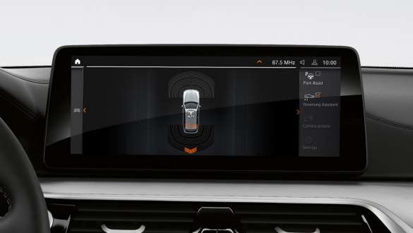 BMW Zentraldisplay mit Parkabstandsanzeige und Fahrzeugdarstellung von oben BMW Zentraldisplay mit Parkabstandsanzeige und Fahrzeugdarstellung von oben.