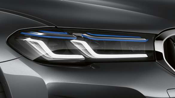 Nahaufnahme des LED-Scheinwerfers mit blauen Akzenten am BMW 5er Touring Nahaufnahme des LED-Scheinwerfers mit blauen Akzenten am BMW 5er Touring.