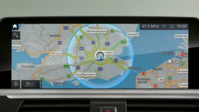 Navigationsbildschirm der BMW 5er Limousine mit Karte und markiertem Umkreis Navigationsbildschirm der BMW 5er Limousine mit Karte und markiertem Umkreis.