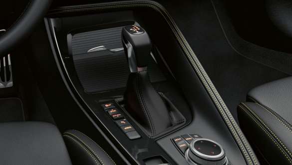 Gangwahlschalter und iDrive-Controller in der Mittelkonsole des BMW X2 Gangwahlschalter und iDrive-Controller in der Mittelkonsole des BMW X2.