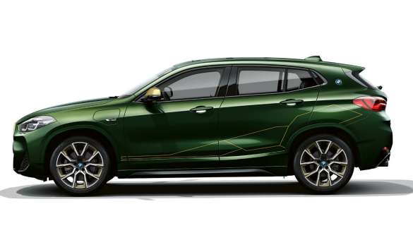 Grüner BMW X2 in Seitenansicht auf weißem Hintergrund Grüner BMW X2 in Seitenansicht auf weißem Hintergrund.