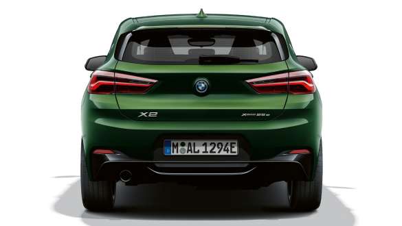 Grüner BMW X2 in Heckansicht auf weißem Hintergrund Grüner BMW X2 in Heckansicht auf weißem Hintergrund.