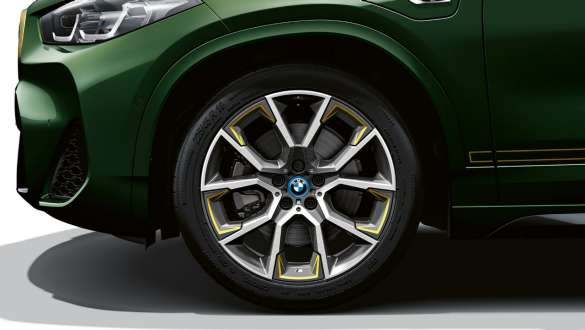 Leichtmetallrad mit gelben Akzenten am grünen BMW X2 Leichtmetallrad mit gelben Akzenten am grünen BMW X2.