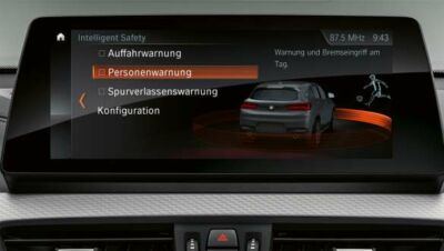 BMW Zentraldisplay mit geöffnetem Intelligent-Safety-Menü und Fahrzeugdarstellung BMW Zentraldisplay mit geöffnetem Intelligent-Safety-Menü und Fahrzeugdarstellung.
