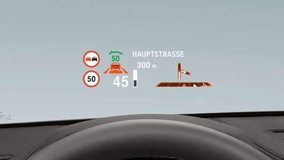 Head-up-Display des BMW X2 mit Navigationspfeilen und Verkehrshinweisen Head-up-Display des BMW X2 mit Navigationspfeilen und Verkehrshinweisen.