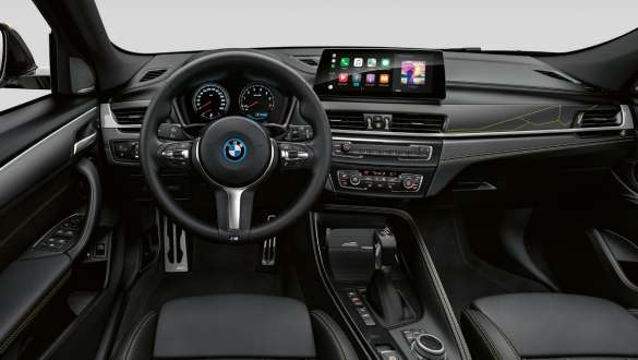 Lenkrad Lenkrad, Zentraldisplay und Mittelkonsole im Innenraum des BMW X2.