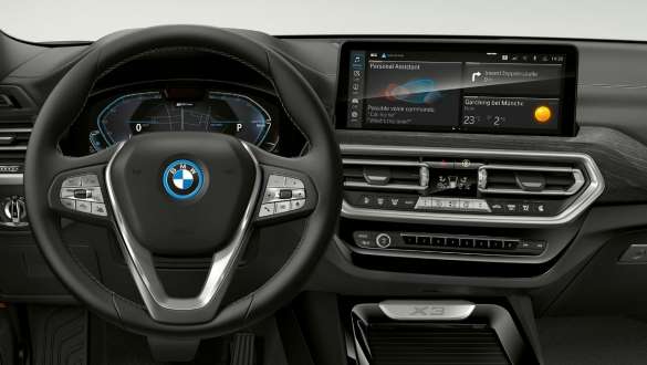 Lenkrad Lenkrad, digitales Instrumentendisplay und Zentralbildschirm im BMW X3.