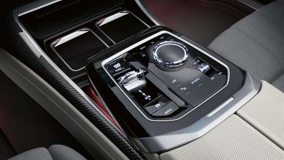 Kristallähnlicher Gangwahlschalter und iDrive-Controller auf der Mittelkonsole der BMW Kristallähnlicher Gangwahlschalter und iDrive-Controller auf der Mittelkonsole der BMW 7er Limousine.