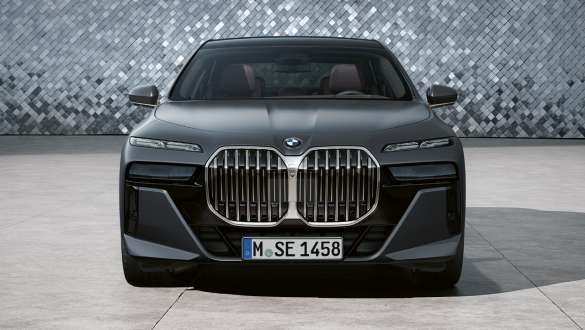 Graue BMW 7er Limousine mit großer Doppelniere in Frontansicht Graue BMW 7er Limousine mit großer Doppelniere in Frontansicht.
