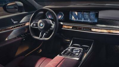 Cockpit und rote Vordersitze der BMW 7er Limousine mit Cockpit und rote Vordersitze der BMW 7er Limousine mit breitem Display und Mittelkonsole.