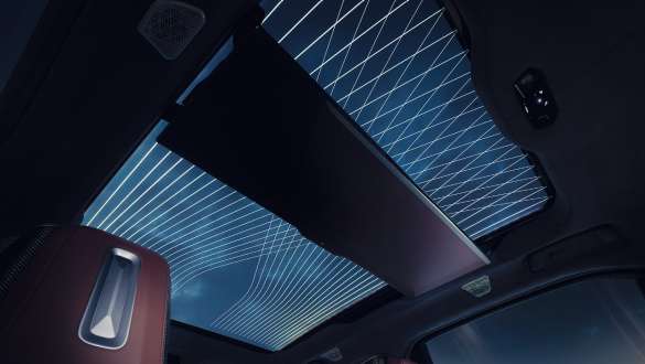Panorama-Glasdach mit beleuchtetem Linienmuster im Innenraum der BMW 7er Limousine Panorama-Glasdach mit beleuchtetem Linienmuster im Innenraum der BMW 7er Limousine.