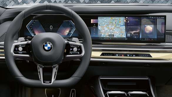 Lenkrad und breites digitales Cockpit der BMW 7er Limousine Lenkrad und breites digitales Cockpit der BMW 7er Limousine.