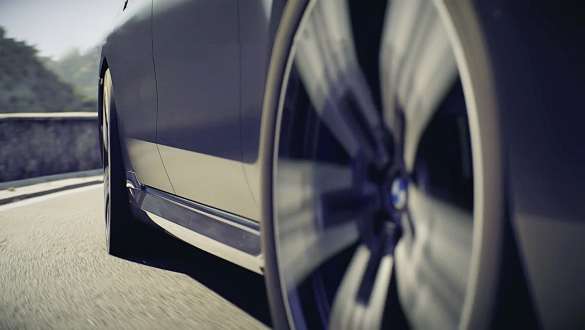 Nahaufnahme eines sich drehenden Rades an einer fahrenden BMW 7er Limousine Nahaufnahme eines sich drehenden Rades an einer fahrenden BMW 7er Limousine.