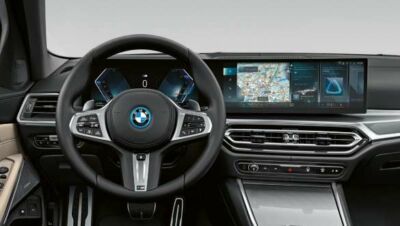 Lenkrad Lenkrad, digitales Instrumentendisplay und Navigationsbildschirm im BMW 3er Touring.