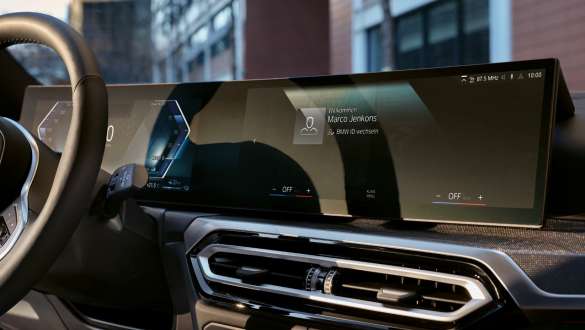 Breites digitales Cockpit des BMW 3er Touring mit Fahrzeug- Breites digitales Cockpit des BMW 3er Touring mit Fahrzeug- und Kommunikationsanzeige.