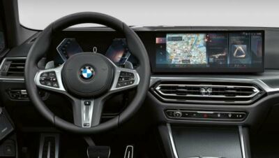 Lenkrad und breites Navigationsdisplay im Innenraum der BMW 3er Limousine Lenkrad und breites Navigationsdisplay im Innenraum der BMW 3er Limousine.