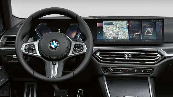 Lenkrad und breites Navigationsdisplay im Innenraum der BMW 3er Limousine Lenkrad und breites Navigationsdisplay im Innenraum der BMW 3er Limousine.