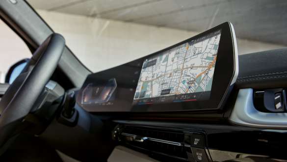 Breites digitales Cockpit des BMW X1 mit Navigationskarte und Lüftungsdüsen Breites digitales Cockpit des BMW X1 mit Navigationskarte und Lüftungsdüsen.
