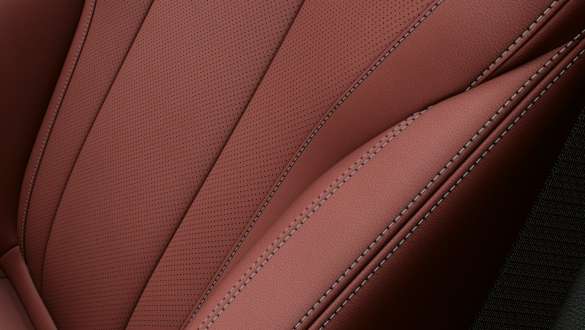Nahaufnahme der roten perforierten Sitzpolsterung mit Kontrastnähten in der Nahaufnahme der roten perforierten Sitzpolsterung mit Kontrastnähten in der BMW 3er Limousine.