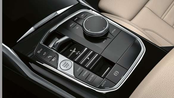 iDrive-Controller und Gangwahlschalter in der Mittelkonsole des BMW 3er iDrive-Controller und Gangwahlschalter in der Mittelkonsole des BMW 3er Touring neben heller Polsterung.