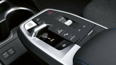 Kompakter Gangwahlschalter und Bedientasten in der Mittelkonsole des BMW X1 Kompakter Gangwahlschalter und Bedientasten in der Mittelkonsole des BMW X1.