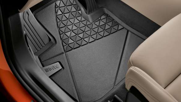 Schwarze Gummifußmatte mit geometrischem Muster im Fahrerfußraum des BMW X1 Schwarze Gummifußmatte mit geometrischem Muster im Fahrerfußraum des BMW X1.