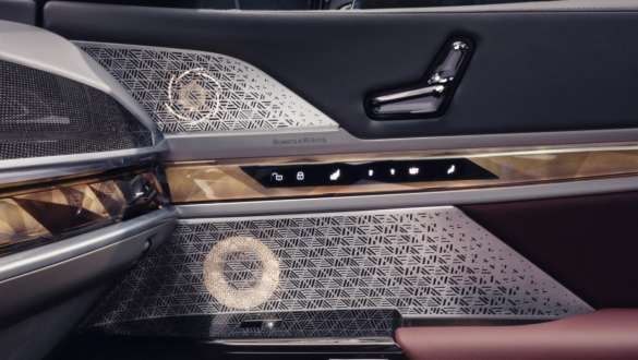 Türverkleidung der BMW 7er Limousine mit Lautsprechergittern und Sitzverstellung Türverkleidung der BMW 7er Limousine mit Lautsprechergittern und Sitzverstellung.