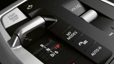 Detail des Gangwahlschalters und der My-Modes-Taste in der Mittelkonsole des BMW 2er Active Tourer.