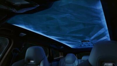 Blau beleuchteter strukturierter Dachhimmel über den Sitzen des BMW XM.
