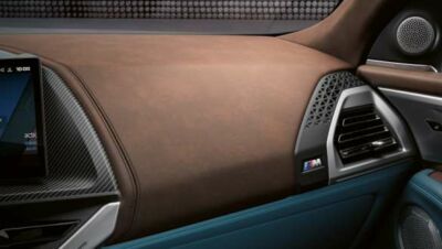 Braune Armaturenbrett-Oberfläche und Lüftungsdüse mit M-Emblem im BMW XM.