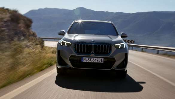 Grauer BMW X1 in Frontansicht auf einer Bergstraße Grauer BMW X1 in Frontansicht auf einer Bergstraße.