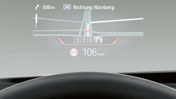 Head-up-Display mit Navigationspfeilen und Geschwindigkeitsanzeige über dem BMW Lenkrad Head-up-Display mit Navigationspfeilen und Geschwindigkeitsanzeige über dem BMW Lenkrad.