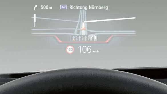 Head-up-Display der BMW 3er Limousine mit Fahrhinweisen und Geschwindigkeit Head-up-Display der BMW 3er Limousine mit Fahrhinweisen und Geschwindigkeit.