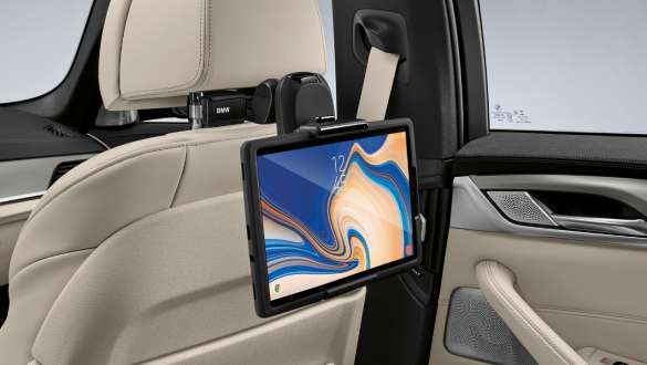 Tablet an der Rückseite eines hellen Vordersitzes im BMW 5er Touring Tablet an der Rückseite eines hellen Vordersitzes im BMW 5er Touring.