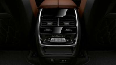 Hintere Klima-Bedieneinheit und Lüftungsdüsen zwischen den Vordersitzen des BMW X5 Hintere Klima-Bedieneinheit und Lüftungsdüsen zwischen den Vordersitzen des BMW X5.
