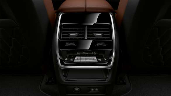 Hintere Klima-Bedieneinheit und Lüftungsdüsen zwischen den Vordersitzen des BMW X5 Hintere Klima-Bedieneinheit und Lüftungsdüsen zwischen den Vordersitzen des BMW X5.