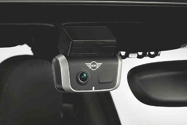 MINI Advanced Car Eye MINI Kamera im oberen Bereich einer Windschutzscheibe.