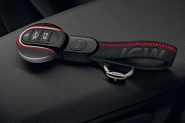 MINI JCW Schlüsselband MINI Fahrzeugschlüssel mit schwarzem JCW Schlüsselband und roten Nähten.